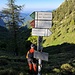 Bocchetta di Prada ed indicazioni.
A sinistra si va alla Porta di Prada e poi al rifugio Bietti, a destra la via diretta per il Monte Pilastro, dritto si scende nella Valle della Porta e seguendola fino in fondo si arriva a Mandello