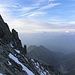 Aus dem Morgennebel tauchen die großen Gipfel des Wallis auf