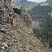 Ausgesetzte Traverse im steilen Schrofengelände. 