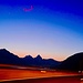Kurz vor 5.00 Uhr auf der A2 Richtung Uri. Am Horizont in der Mitte beginnt sich die Siluette des Schwyzer Dreigestirns in der Dämmerung abzuzeichnen.