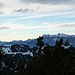 im Vordergrund Saroyer Sattel überm Hinterälpele, hinten die Schweizer Berge, Säntisgruppe