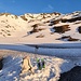 <b>Riesco a parcheggiare a Galenbödmen (2428 m) nei pressi delle baracche militari.<br />Alle 6:10 calzo gli sci e inizio l’escursione sul pendio già completamente illuminato dal sole. La neve rigelata è ancora compatta e permette una buona progressione.<br /><img src="http://f.hikr.org/files/335510k.jpg" /><br />Galenbödmen in una foto del 7.8.2010. </b>