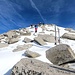 <b>Alla base della rampa sommitale deposito gli sci e proseguo a piedi, cercando di evitare le buche nascoste presenti nei pressi dei macigni. </b>