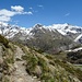 ...gelangt man nun auf den gutmütigen Wanderweg zu den Seeles Seen, die Ölgrubenspitzen mit dem markanten Blickgletscher sind immer im Blickfeld