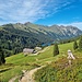 Nach der Mittagsrast geht es auf der östlichen Seeseite wieder zur Alp Seeberg und...