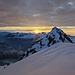 Sonnenaufgang am Gipfel an einem wolkigen Tag
