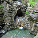 Das Wasser hat hier den Stein geformt.