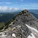 .... und leitet ziemlich direkt hinab zum Passo Grole. Nur zuletzt muß man nach links in die Flanke ausweichen, da der Grat zuletzt über 5 m senkrecht in den Passo Grole abbricht.