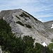 Auf diesem Bild sieht man es gut: wer auf die Cima Posta steigen möchte, gehe vom Passo Grole (im Vordergrund hinter den Latschen) erst leicht rechts durch die Flanke hinauf zum Kamm und folge dort dann dem auf ganzer Länge vorhanden Schützengraben bis zum höchsten Punkt.
