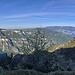 Blick von der Pala di Cherle über das Val Ronchi zu den Lessini-Bergen und dem Monte Baldo.
