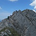 un alpinista excediendo la cresta