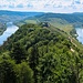 Blick vom Prinzenkopfturm auf die Moselschleife mit der Marienburg. Dort wo die Schleife sich hinten zusammenfügt, liegt Zell.
