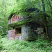 Man findet diverse Beton Relikte im Wald.