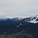 Brauneck rechts, hinten links die Zugspitze