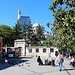 TAG 1 (15.5.) - İstanbul:<br /><br />Von der Metrostation Şişli im gleichnamigen Stadtviertel musste ich noch etwa eine Viertelstunde zu meinem Hotel laufen. Das Zentrum des Stadtteils ist ein kleiner Platz mit einem kleinen Mark um die Moschee Şerifi Vakfı.