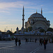 TAG 1 (15.5.) - İstanbul:<br /><br />Langsam neigte sich der Tag zu Ende als ich bei der Nuruosmaniye Camii ankam. Der Bau der „Lichtmoschee des Hauses Osman“ wurde von Mahmut I. 1748 in Auftrag gegeben und 1755 unter Osman III. beendet.