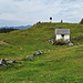 ein Almkreuz und eine Kapelle