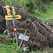 Metall-Wegweiser alt und neu - eine halbe Stunde Diskrepanz zwischen Holz und Metall 