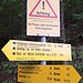Kreuzungswegweiser + Warnung, Unmöglichkeit der schwarzen Route bei Hochwasser oder Regen