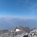 Auf dem Gipfel: Blick (ohne Sicht) Richtung Calanda und Ringelspitz ..