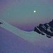 Morgenstimmung mit dem Mond über dem Rothornsattelsattel. Unter dem Sattel eine Seilschaft ( Blüemlisalphorn - Normalroute ) ,wie an der Perlenschnur gezogen.