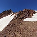 Blick voraus zeigt teils brüchiges, aber am Grat hoffentlich festeres Gestein. Schneekontakt wahrscheinlich.
