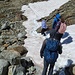 Auf dem Höhenweg geht es schon zu Beginn einige Meter durch Schnee. Selten steil.