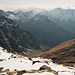 Im Südwesten ist rechts im Bild zunächst der Gipfel des Pizzo Gallina die auffälligste Erhebung. Dahinter das Blinnenhorn mit dem Griesgletscher.