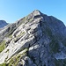 Der gegenüberliegende Gendarm wird über zwei Felsplatten luftig erstiegen (III, BH vorhanden). Es ist deutlich steiler als es auf dem Foto aussieht