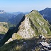 Unterwegs wird eine kleine Graterhebung überklettert (Stellen I-II)
