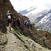 Etwas oberhalb des Steins flach durch dieses Felsband. Kurz danach findet man den wbw-Wegweiser, der die Abzweigung Chelenalphütte / Bergseehütte markiert.