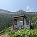 Curiosi reperti all'Alpe di Sgiof, con il Madom sullo sfondo.