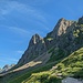 hier geht der Wanderweg steil nach rechts hinauf zu den Felsen