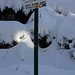 Ein Wegweiser zeigt einem das kleine Weglein welches von der Forststrasse hinauf zum Gipfel vom Le Petit Donen (961m) führt. 