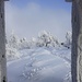 Aussicht aus dem Tempel in die winterterliche Landschaft vom Gipfel des Le Donon (1008m). Trotz des Schnees wird der berühmte Berg auch im Hochwinter oft besucht, einerseits wegen seiner toller Aussicht, andernseits wegen seiner leichten Errichbarkeit von der Passstrasse vom Col du Donon (727m).