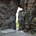 Durchschlupf in den sandigen Felsenkessel - Sackgasse, oder man klettert überhängend III-IV heraus.