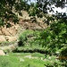 Schattiger Picknickplatz mit den ersten Häusern von Tizi Oussem