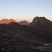 Ras n´Ouanoukrim und Timesguida von der Morgensonne beschienen. Im Vordergrund Toubkal Ouest
