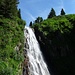 ...direkt am imposanten Wasserfall vorbei...