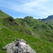 Nun quert man einen steilen Grashang mit Blick auf Talkenschrein und Wölzer Schoberspitze...