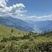 Blick zurück im Aufstieg oberhalb der letzten Almbauten.