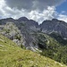 Blick von der Wiesenspitze ins Tal oberhalb der Zabratalm