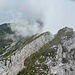 Blick auf den Westgrat, wlecher nach diesem - 50cm breiten beidseitig exponierten Wiesensgrats in einer kleinen Scharte verlassen bzw. abgestiegen werden muss, um auf die nächste in Bildmitte zu sehende geneigte Wieseneben zu gelangen - so meine Annahme. Sieht mindestens nach einem soliden T5 wenn nicht gar T6 aus. 