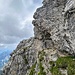 am Grat die einzige Kletterstelle vor der Höhle rechts rauf