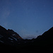 Bei unserem Aufbruch in der Morgendämmerung nach 4 Uhr morgens war der Himmel klar.überm Val Corno. Links oben ist das Sternbild Schild (Scutum),, in der Mitte sind Teile der Schlange (Serpens) und Recht sowie unten sind Teile vom Schlangenträger (Ophiuchus) zu sehen.<br /><br />Der Gipfel links ist das Klein Grieshorn / Piccolo Corno Gries (2930m) wo die Grenzen der Kantone Wallis und Tessin mit der Italienischen Provinz Piemonte zusammentreffen.
