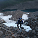 Tiefblick von der ersten felsigen Stufe auf den Lago del Corno (2477m) von dessen östlichen Rand wir vom Wanderweg her über eine Moräne aufgestiegen waren.