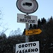 Dalle storiche fontane di Muggio seguiamo la strada in direzione di Scudellate per circa 250 m. Un segnavia ci indica ora di imboccare la stradina che alla destra sale in direzione del Grotto Casarno, Rondagnò e Bonello. 