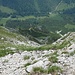 Blick von oben in die Südwestflanke, in der Mitte kann man einen Teil des Steiges sehen.