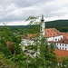 schöner Tiefblick vom Steig zum Kloster Schäftarn