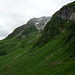 Kurz vor dem Sättele - Blick zurück.  <br />Links in der Mitte ist die [http://www.hikr.org/gallery/photo308420.html?post_id=24594#1 Spitzegga-Alpe] zu sehen